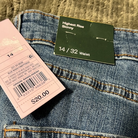 Distressed women’s jeans - Picture 3 of 3